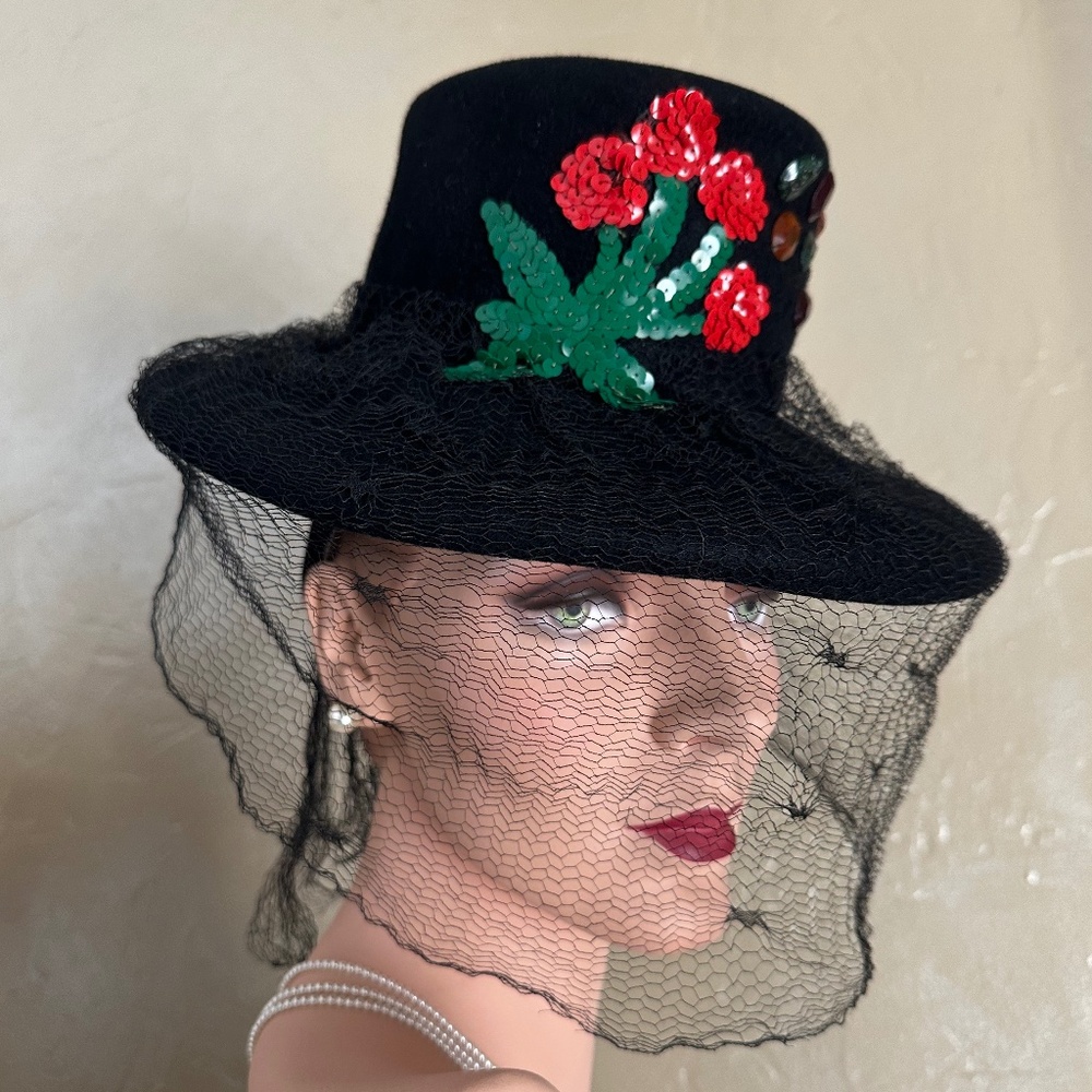 MERRY 1940s' BLACK FELT TILT HAT WITH SEQUIN FLOWER APPLIQUE, JEWELS, FULL VEIL